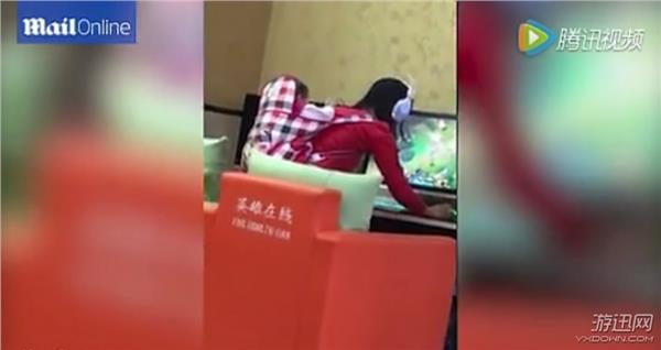 最不坑隊友LOL玩家誕生 網(wǎng)吧驚現(xiàn)母親背嬰兒打團