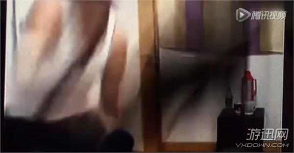 美女直播時遭男友暴打 竟喪心病狂的用開水澆下!
