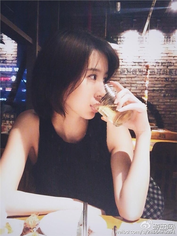LPL美女主持微博曬新照 電競林志玲化身龍蝦終結(jié)者?
