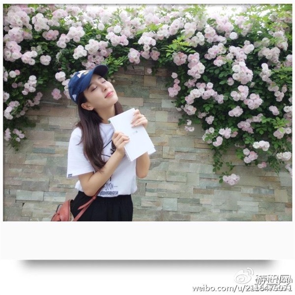 LPL美女主持微博曬新照 電競林志玲化身龍蝦終結(jié)者?