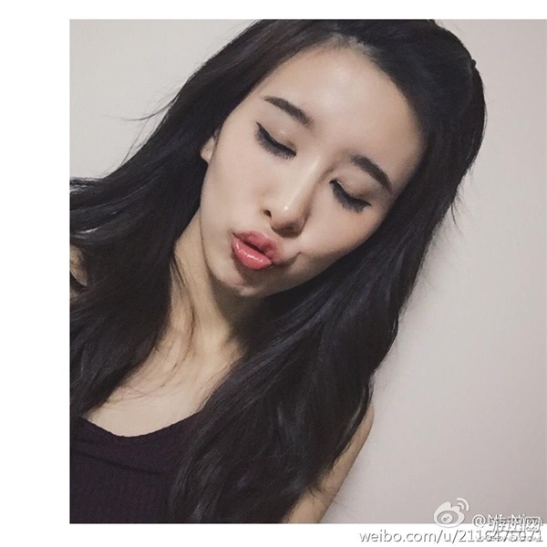 LPL美女主持微博曬新照 電競林志玲化身龍蝦終結(jié)者?