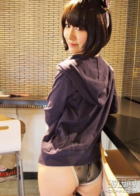 日本開設“競技泳衣咖啡廳” 花季少女身著泳衣為你服務