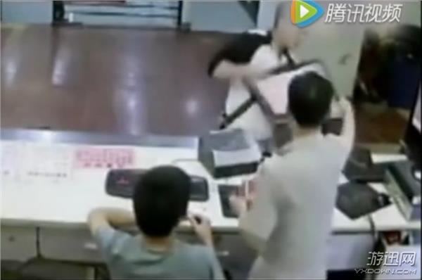 瘦弱眼鏡男一言不合怒砸電腦 掏出菜刀一路暴揍網(wǎng)管