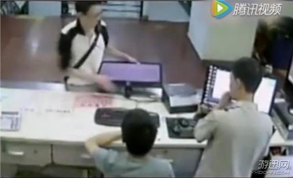 瘦弱眼鏡男一言不合怒砸電腦 掏出菜刀一路暴揍網(wǎng)管