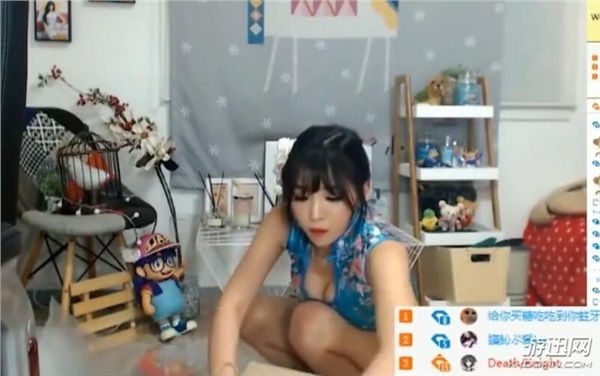韓國(guó)女主播穿高叉旗袍直播搬家 花式“走光”露胖次