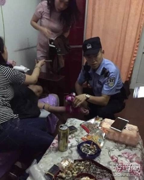 妙齡女子因感情問(wèn)題網(wǎng)上直播割腕自殺 民警及時(shí)趕到救人