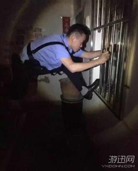 妙齡女子因感情問(wèn)題網(wǎng)上直播割腕自殺 民警及時(shí)趕到救人