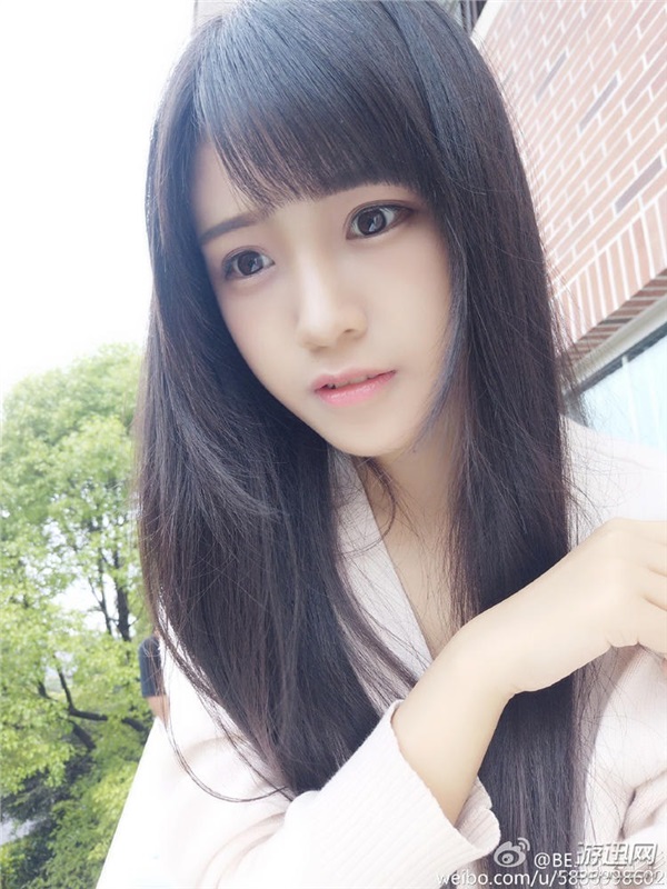 “四萬年一遇的美少女”曝新照 喜歡吃老干媽拌雪糕?