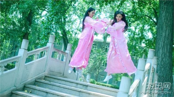 未來(lái)空姐拍攝“雙飛”畢業(yè)照 這對(duì)雙胞胎;ǔ菚(huì)玩(圖)