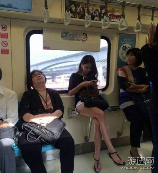 妹子,穿成這樣開(kāi)車真的好嘛?爆笑內(nèi)涵囧圖(219)