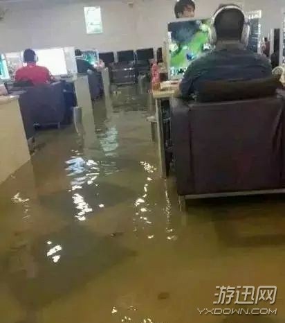 妹子,穿成這樣開(kāi)車真的好嘛?爆笑內(nèi)涵囧圖(219)
