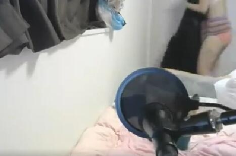 又有女主播“忘關(guān)”攝像頭了!紳士強(qiáng)勢圍觀換衣全程 又有女主播“忘關(guān)”攝像頭了!紳士強(qiáng)勢圍觀換衣全程
