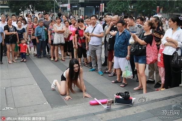 美女主播鬧市區(qū)現(xiàn)場(chǎng)直播熱舞 結(jié)果慘遭執(zhí)法城管“驅(qū)離” 美女主播鬧市區(qū)直播熱舞 結(jié)果慘遭城管“驅(qū)離”(圖)