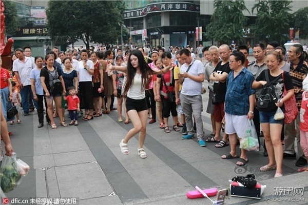 美女主播鬧市區(qū)現(xiàn)場(chǎng)直播熱舞 結(jié)果慘遭執(zhí)法城管“驅(qū)離” 美女主播鬧市區(qū)直播熱舞 結(jié)果慘遭城管“驅(qū)離”(圖)