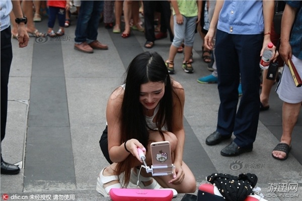 美女主播鬧市區(qū)現(xiàn)場(chǎng)直播熱舞 結(jié)果慘遭執(zhí)法城管“驅(qū)離” 美女主播鬧市區(qū)直播熱舞 結(jié)果慘遭城管“驅(qū)離”(圖)