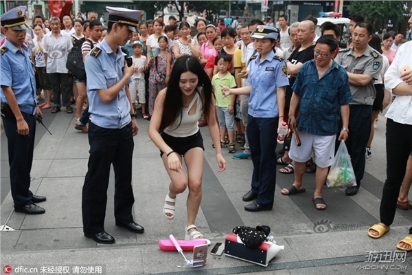 美女主播鬧市區(qū)現(xiàn)場(chǎng)直播熱舞 結(jié)果慘遭執(zhí)法城管“驅(qū)離” 美女主播鬧市區(qū)直播熱舞 結(jié)果慘遭城管“驅(qū)離”(圖)