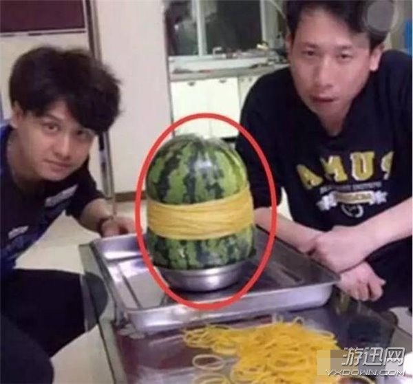 不作死就不會死!兩名網(wǎng)友用700根皮筋勒西瓜結(jié)局感人 不作死就不會死!兩名網(wǎng)友用700根皮筋勒西瓜結(jié)局感人