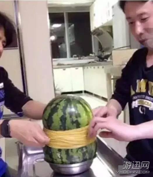 不作死就不會死!兩名網(wǎng)友用700根皮筋勒西瓜結(jié)局感人 不作死就不會死!兩名網(wǎng)友用700根皮筋勒西瓜結(jié)局感人