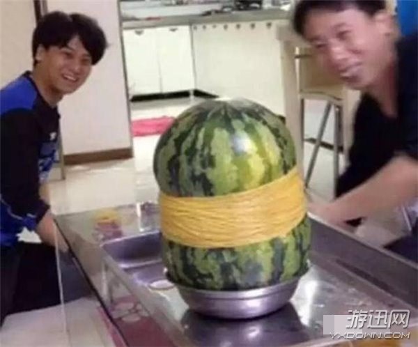 不作死就不會(huì)死!兩名網(wǎng)友用700根皮筋勒西瓜結(jié)局感人 不作死就不會(huì)死!兩名網(wǎng)友用700根皮筋勒西瓜結(jié)局感人