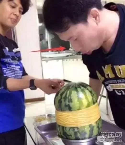 不作死就不會(huì)死!兩名網(wǎng)友用700根皮筋勒西瓜結(jié)局感人 不作死就不會(huì)死!兩名網(wǎng)友用700根皮筋勒西瓜結(jié)局感人