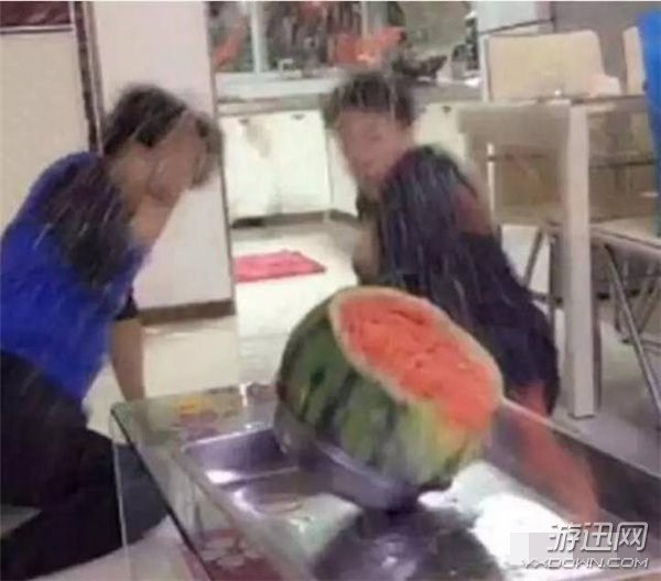 不作死就不會(huì)死!兩名網(wǎng)友用700根皮筋勒西瓜結(jié)局感人 不作死就不會(huì)死!兩名網(wǎng)友用700根皮筋勒西瓜結(jié)局感人