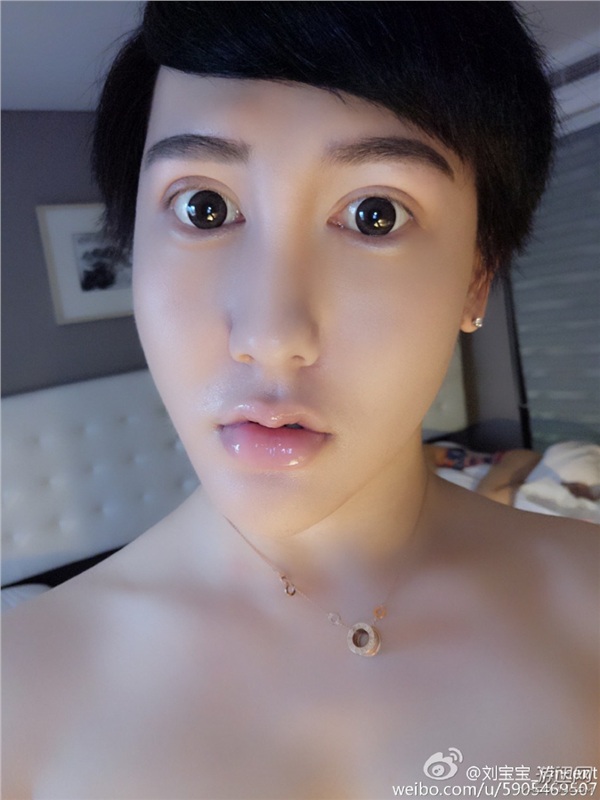 “蛇精男”劉梓晨又來辣眼!自曬新鮮出爐的漏風嘴