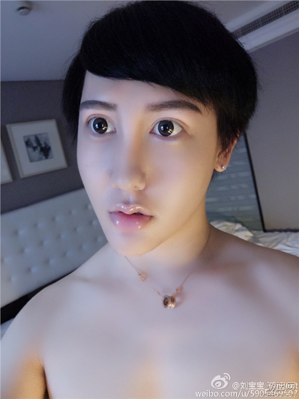 “蛇精男”劉梓晨又來辣眼!自曬新鮮出爐的漏風嘴