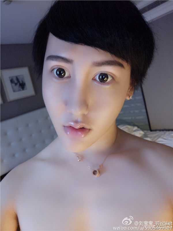 “蛇精男”劉梓晨又來辣眼!自曬新鮮出爐的漏風嘴