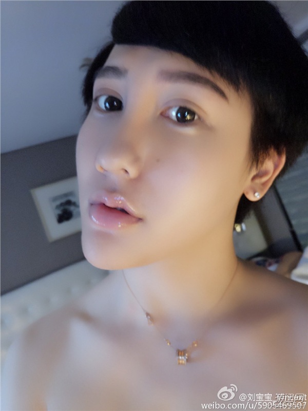 “蛇精男”劉梓晨又來辣眼!自曬新鮮出爐的漏風嘴