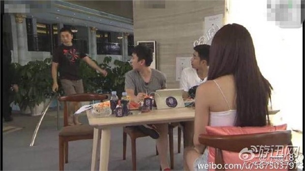 王思聰錄節(jié)目遭陌生男子闖入!情緒激動(dòng),直接動(dòng)腳