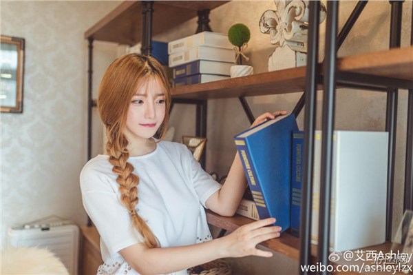 《LOL》小狗Uzi緋聞女友曬新照 顏值超高,身材妖嬈!