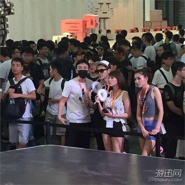CJ 2016:王思聰?shù)驼{(diào)現(xiàn)身展會(huì)現(xiàn)場(chǎng) 這次不用邀請(qǐng)函了? CJ 2016:王思聰?shù)驼{(diào)現(xiàn)身展會(huì)現(xiàn)場(chǎng) 口罩蒙面不“刷臉”