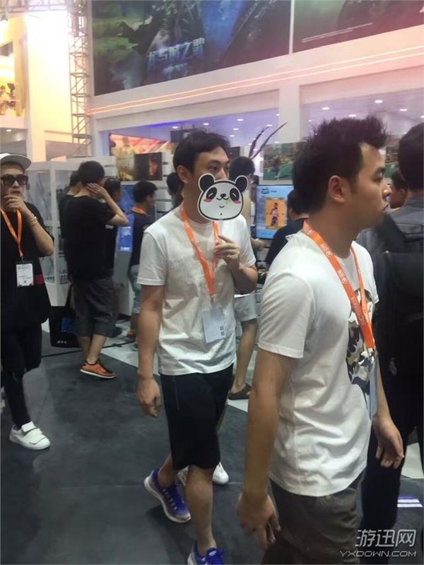 CJ 2016:王思聰?shù)驼{(diào)現(xiàn)身展會(huì)現(xiàn)場(chǎng) 這次不用邀請(qǐng)函了? CJ 2016:王思聰?shù)驼{(diào)現(xiàn)身展會(huì)現(xiàn)場(chǎng) 口罩蒙面不“刷臉”