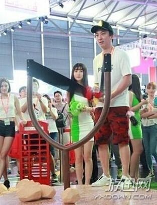 CJ 2016:王思聰?shù)驼{(diào)現(xiàn)身展會(huì)現(xiàn)場(chǎng) 這次不用邀請(qǐng)函了? CJ 2016:王思聰?shù)驼{(diào)現(xiàn)身展會(huì)現(xiàn)場(chǎng) 口罩蒙面不“刷臉”