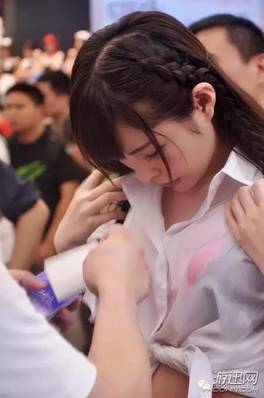 CJ驚現(xiàn)“濕身娘”!多圖走光,一不小心就“濕身”了
