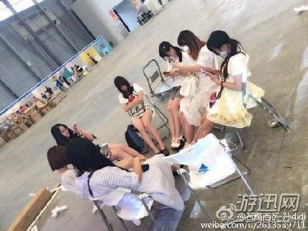 盤點(diǎn)CJ展會(huì)ShowGirl的窘迫瞬間!妹子,這兒不能摳腳