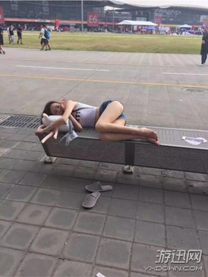 葛優(yōu)躺果然很舒服 盤點那些CJ展會女神的奇葩姿勢(圖)