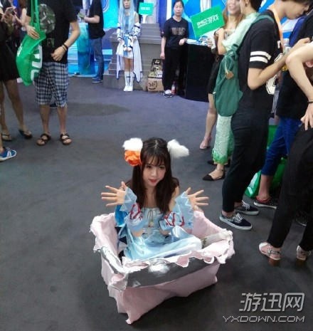 葛優(yōu)躺果然很舒服 盤點那些CJ展會女神的奇葩姿勢(圖)