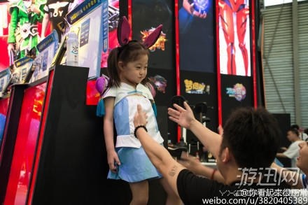 葛優(yōu)躺果然很舒服 盤點(diǎn)那些CJ展會(huì)女神的奇葩姿勢(shì)(圖)