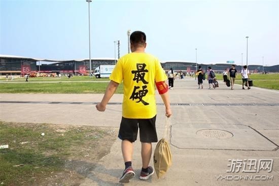 鑒黃師現(xiàn)身CJ貼身測ShowGirl著裝 可惜并非唐馬儒(圖) 鑒黃師現(xiàn)身CJ貼身測ShowGirl著裝 可惜并非唐馬儒(圖)