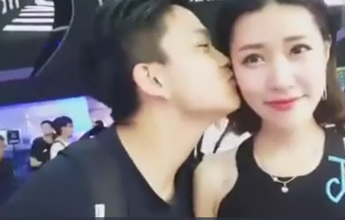 CJ 2016男主播瘋狂撩妹 現(xiàn)場(chǎng)直播一天親吻數(shù)十“秀溝” 男主播瘋狂撩妹 CJ現(xiàn)場(chǎng)直播一天親吻數(shù)十“秀溝”!