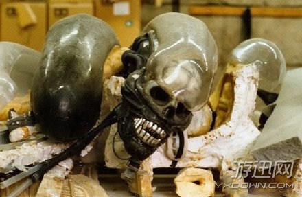 當(dāng)年的科幻片是這樣拍的!《異形》電影幕后照片 《異形》電影幕后照片曝光 非常有年代感的“惡心”!